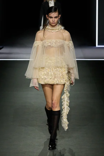 Look 10